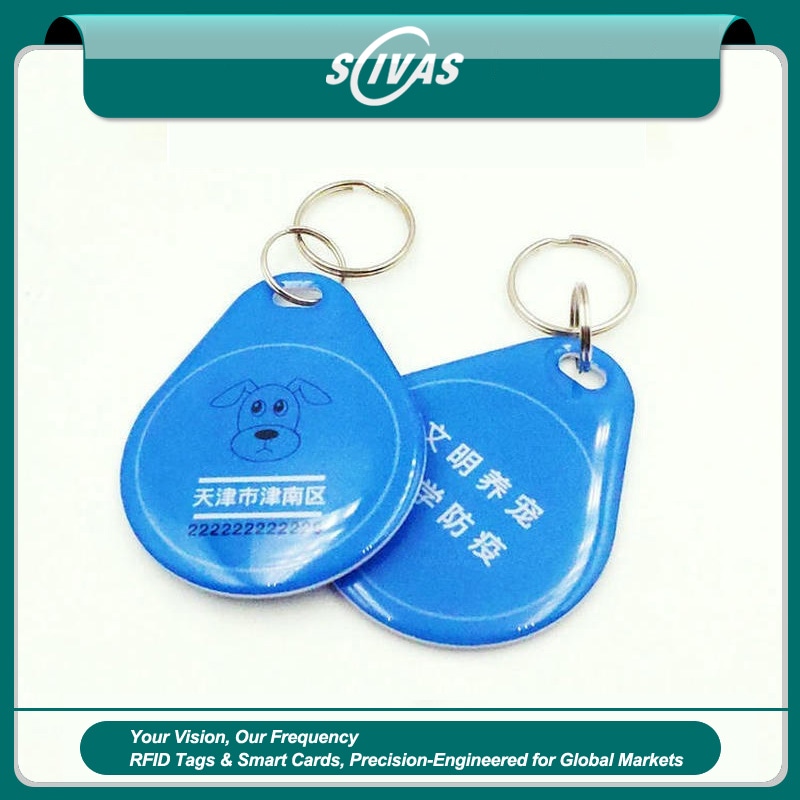 1) ภาพนี้แสดงแท็กสัตว์เลี้ยง RFID พร้อม QR และแอประยะตรวจจับ 40–80 ม. โดยเน้นขนาดกะทัดรัด การออกแบบตามหลักสรีรศาสตร์เพื่อใช้งานสบาย และน้ำหนักเบา ในลักษณะติดตั้งกับชิ้นงาน สำหรับการระบุตัวสัตว์และงานปศุสัตว์.