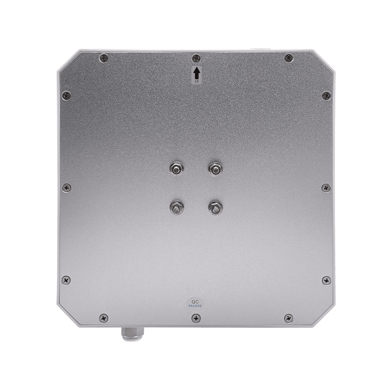 มุมมองด้านหลังของเสาอากาศ UHF RFID ระยะไกลสำหรับพื้นที่อ่านเสถียร โดยแสดงโลหะ โครงสร้างเสาอากาศ ชุดเสาอากาศภายนอก และแผ่นและขายึดสำหรับติดตั้ง เพื่อให้เห็นส่วนประกอบด้านหลังอย่างชัดเจน.