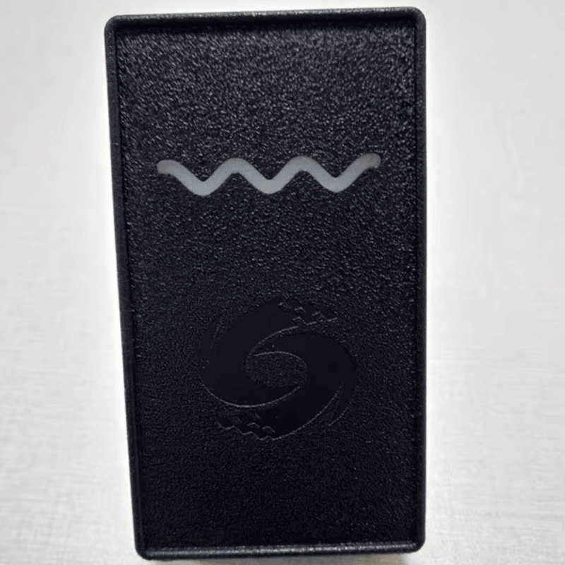 ภาพรวมผลิตภัณฑ์หลายชิ้นของเครื่องอ่าน RFID Wiegand กลางแจ้งสำหรับประตูและที่จอด D5 โดยแสดงตัวเครื่องและอุปกรณ์ในชุด ตำแหน่งติดตั้งและการใช้งานจริง และความทนทานต่อสภาพแวดล้อม.