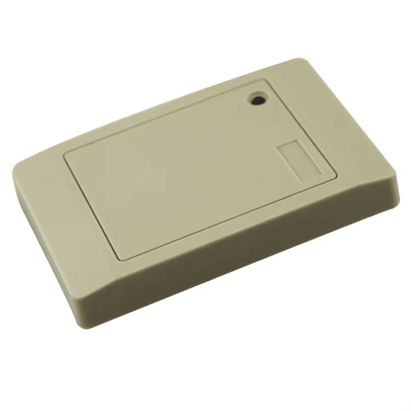 มุมมองด้านหลังของเครื่องอ่านเข้าใช้ RFID Wiegand สำหรับภายนอก โดยแสดงอินเทอร์เฟซสื่อสารสำหรับเชื่อมต่อระบบ และโครงสร้างกันน้ำสำหรับการใช้งานจริง เพื่อให้เห็นส่วนประกอบด้านหลังอย่างชัดเจน.
