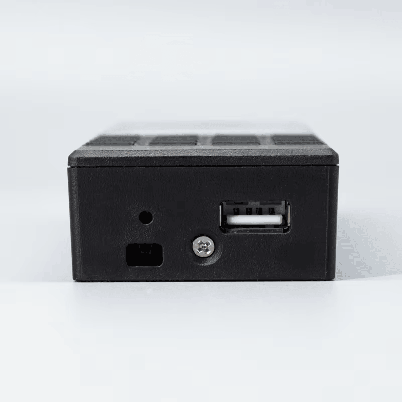 ภาพนี้แสดงเทอร์มินัลจดจำใบหน้าสำหรับเข้าออกและบันทึกเวลา M21 USB โดยแสดงการเชื่อมต่อ USB และคู่มือและอุปกรณ์ติดตั้ง เหมาะสำหรับการควบคุมการเข้าออก.