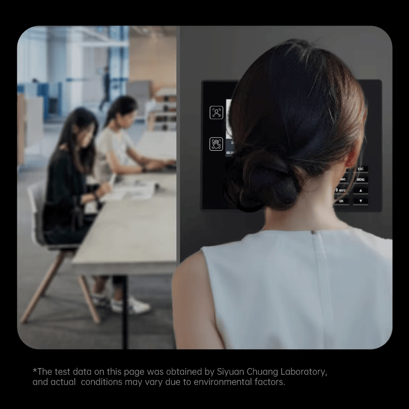 ฉากการใช้งานในสำนักงานแสดงบุคคลยืนอยู่หน้าเครื่อง T400 เพื่อลงทะเบียนการลงเวลาประจำวันในสถานที่ทำงาน
