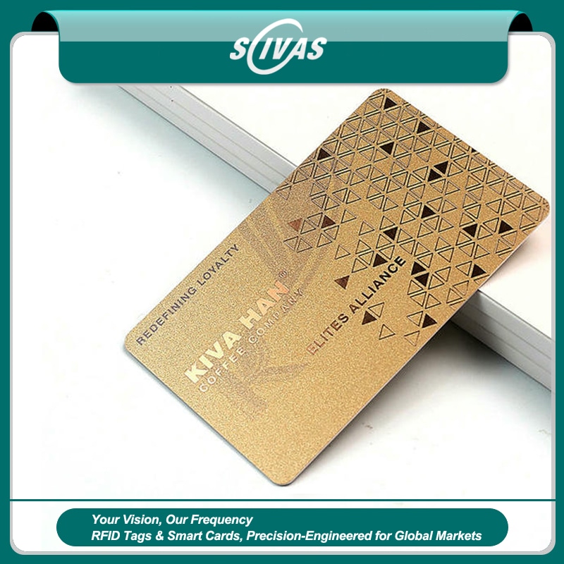 ภาพที่ 1: ภาพนี้แสดงบัตรประจำตัว RFID สั่งทำสำหรับควบคุมการเข้าออกพนักงาน โดยเน้นหลายสี และงานพิมพ์ที่ปรับแต่งได้ สำหรับงานอีเวนต์และการออกบัตรเข้างาน และการชำระเงินไร้เงินสดและโปรแกรมสมาชิก.