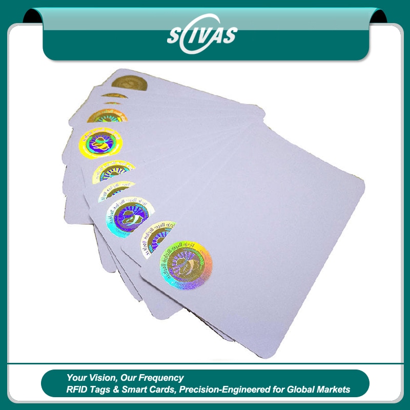 ภาพที่ 1: ภาพนี้แสดงบัตร PVC โฮโลแกรมสั่งทำพร้อมผิวป้องกันของปลอม โดยเน้นการทำงานรวดเร็ว รายละเอียดโลโก้หรือข้อความแบบพิเศษ และคุณสมบัติด้านความปลอดภัยและป้องกันการแกะย้าย.