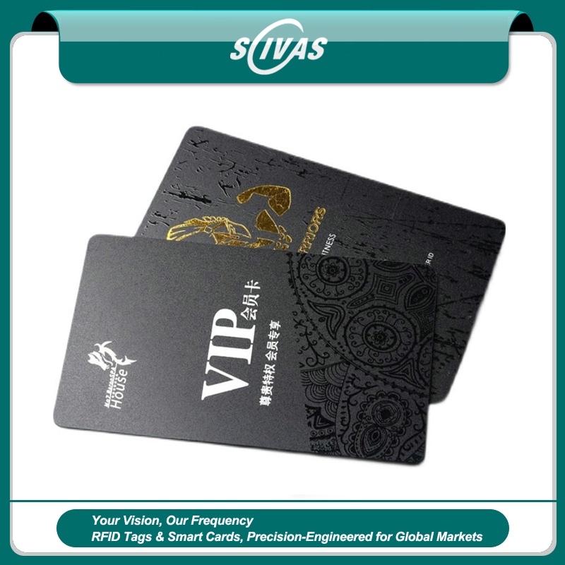 ภาพนี้เน้นการสแกนแบบไร้สัมผัสของบัตร PVC ฝ้าพร้อมพื้นผิวโปร่งแสงด้านสำหรับการใช้งานด้านบัตรพลาสติก.