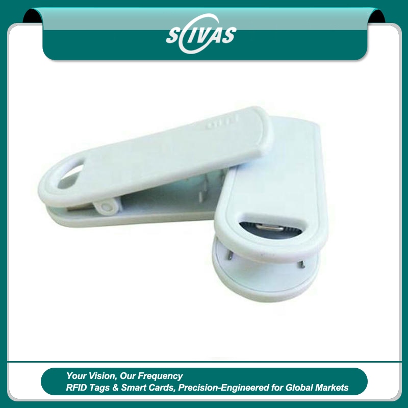 1) ภาพนี้แสดงแท็กคลิป RFID UHF สำหรับสต็อกร้านค้า เสื้อผ้า และเอกสาร SV-014 โดยเน้นหนึ่งชิ้น สองชิ้น และสีขาว สำหรับการตรวจนับและติดตามสินค้าคงคลัง และงานค้าปลีกและจุดชำระเงิน.