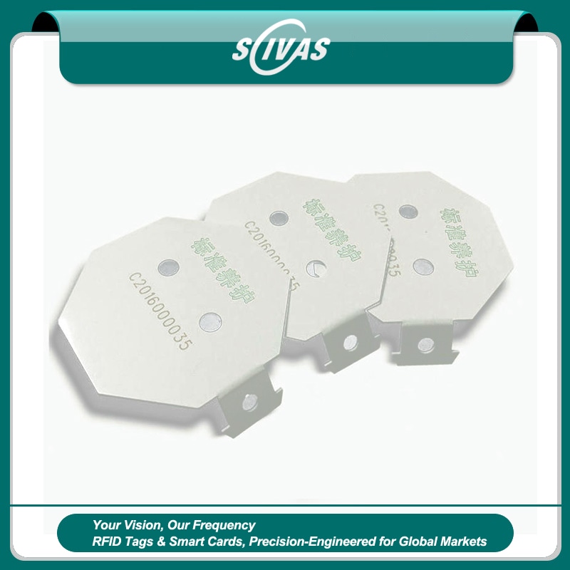 1) ภาพนี้แสดงแท็ก RFID HF สำหรับติดตามคอนกรีต บล็อกทดสอบ และการบ่ม PVC5050-1 โดยเน้นสามชิ้น สีขาว และแนวประกอบและจุดยึดสำหรับติดตั้ง ในลักษณะติดตั้งกับชิ้นงาน สำหรับการติดตั้งกลางแจ้งและบนพื้นผิวงานก่อสร้าง.