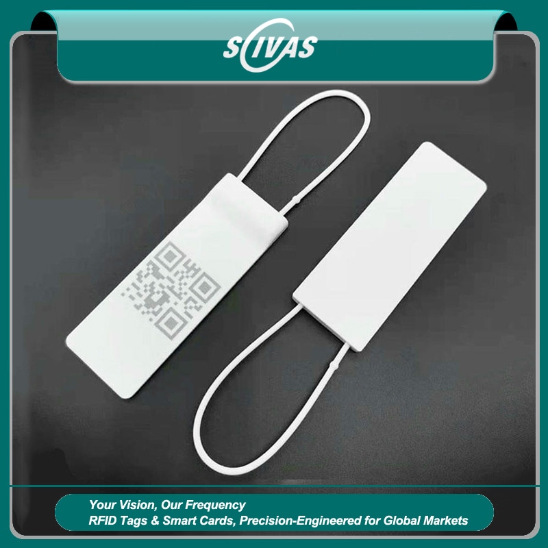 1) ภาพนี้แสดงป้ายแขวน RFID UHF สำหรับสต็อกสินค้าในร้าน QR โดยเน้นหนึ่งชิ้น สองชิ้น สีขาว และระบบสแกนบาร์โค้ดและ QR สำหรับการตรวจนับและติดตามสินค้าคงคลัง และการติดตามผ้าและเสื้อผ้า.