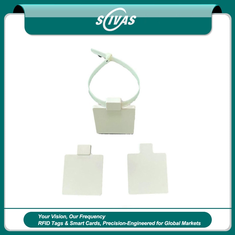 ภาพที่ 1: ภาพนี้แสดงแท็กเคเบิล RFID แบบเคเบิลไทร์สำหรับจัดการสาย SCIVAS Z5555-1 โดยเน้นรูปทรงเรขาคณิตที่เห็นชัด.
