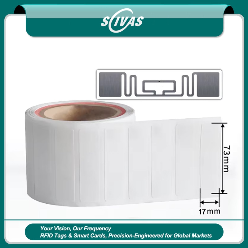 ภาพนี้เน้นการพิมพ์บาร์โค้ดของฉลาก UHF RFID พิมพ์สีระบุสินค้าที่ไม่ใช่โลหะสำหรับการใช้งานด้านฉลาก UHF RFID.