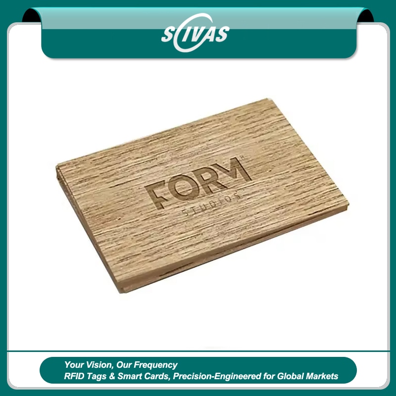 บัตรของขวัญไม้เมเปิล RFID พร้อมภาพลักษณ์ B2B จัดแสดงโดยเน้นมุมมองด้านหลังสำหรับโครงการบัตรไม้.
