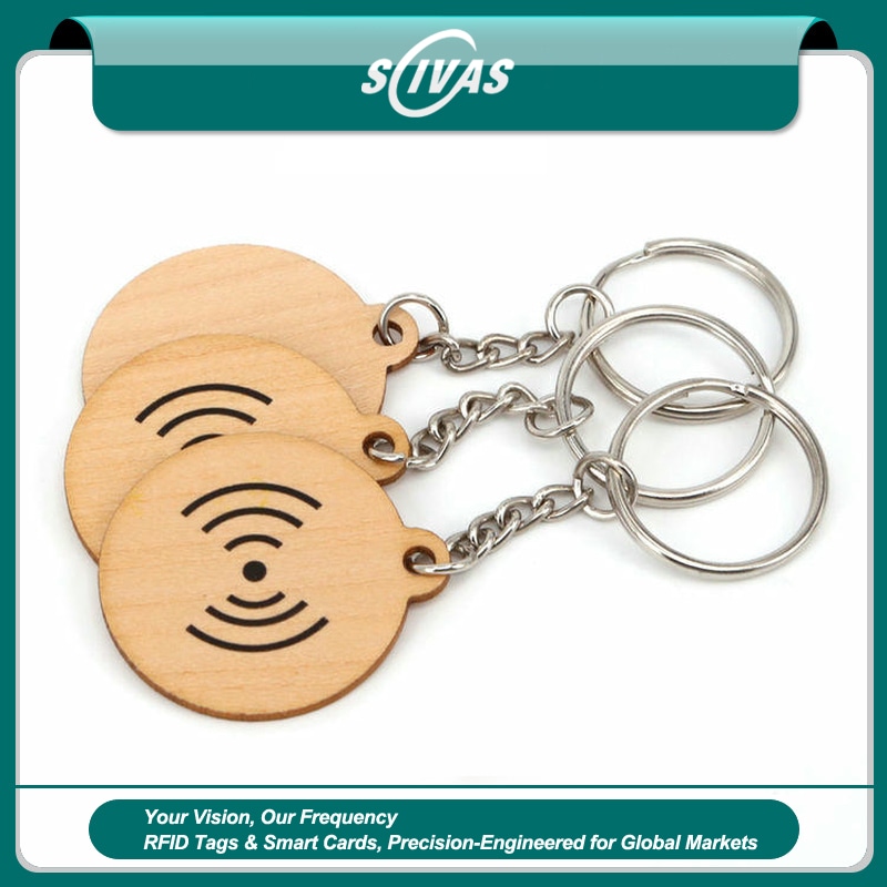 ภาพที่ 1: ภาพนี้แสดงพวงกุญแจ RFID ไม้จิ๋วสองความถี่สำหรับเข้าออกและจ่ายเงิน โดยเน้นโลหะ ไม้ธรรมชาติ และคุณสมบัติด้านความปลอดภัยและป้องกันการแกะย้าย สำหรับการควบคุมการเข้าออก.