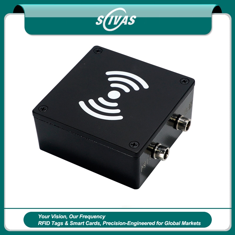 มุมมองด้านหน้าของเครื่องอ่าน RFID UHF IP65 สำหรับระบบอัตโนมัติโรงงาน FD-604 โดยแสดงสีดำ โลหะ และการเชื่อมต่อและขั้วต่อ เพื่อให้เห็นส่วนประกอบด้านหน้าอย่างชัดเจน เหมาะสำหรับงานอุตสาหกรรมและสายการผลิต.