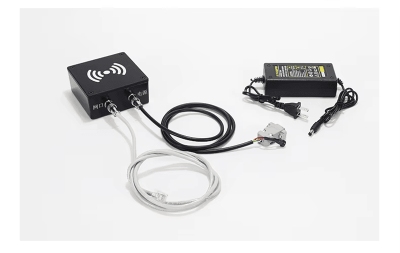 ภาพอุปกรณ์เสริมแบบครบชุดแสดงเครื่องอ่านซีรีส์ FD-604 พร้อมอะแดปเตอร์จ่ายไฟ สายอีเทอร์เน็ต และชุดสายควบคุมอุตสาหกรรม