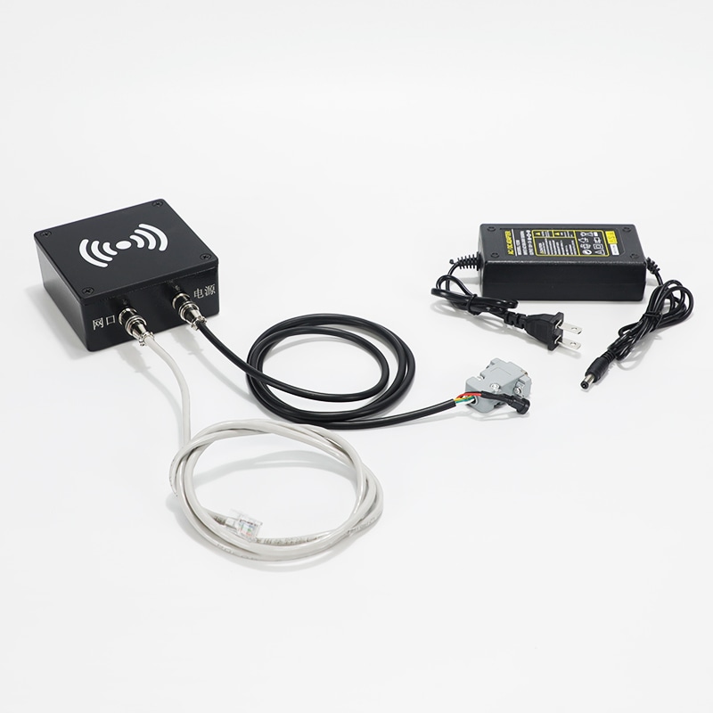 ภาพนี้แสดงเครื่องอ่าน RFID UHF IP65 สำหรับระบบอัตโนมัติโรงงาน FD-604 โดยแสดงอุปกรณ์จ่ายไฟ เหมาะสำหรับงานอุตสาหกรรมและสายการผลิต.