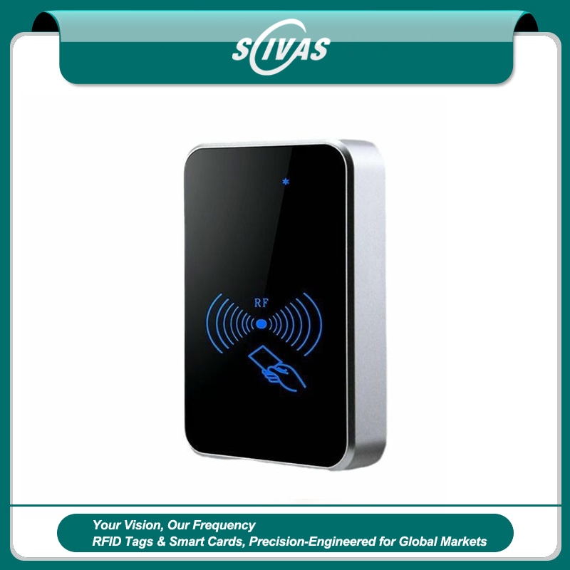 มุมมองด้านหน้าของเครื่องอ่าน RFID กลางแจ้งพร้อมชั้นป้องกันโลหะ KA850 โดยแสดงสีดำ แผงผิวอะคริลิกหรือกระจก และรูปลักษณ์ที่เรียบหรูและทันสมัย เพื่อให้เห็นส่วนประกอบด้านหน้าอย่างชัดเจน เหมาะสำหรับการควบคุมการเข้าออก.