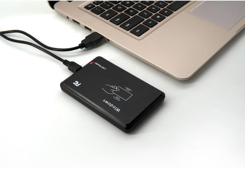 ภาพนี้เน้นรายละเอียดเครื่องอ่านบัตร RFID IC สำหรับระบบบัตร HF ของงานผิววัสดุสำหรับการใช้งานเครื่องอ่าน RFID HF 13.56MHz