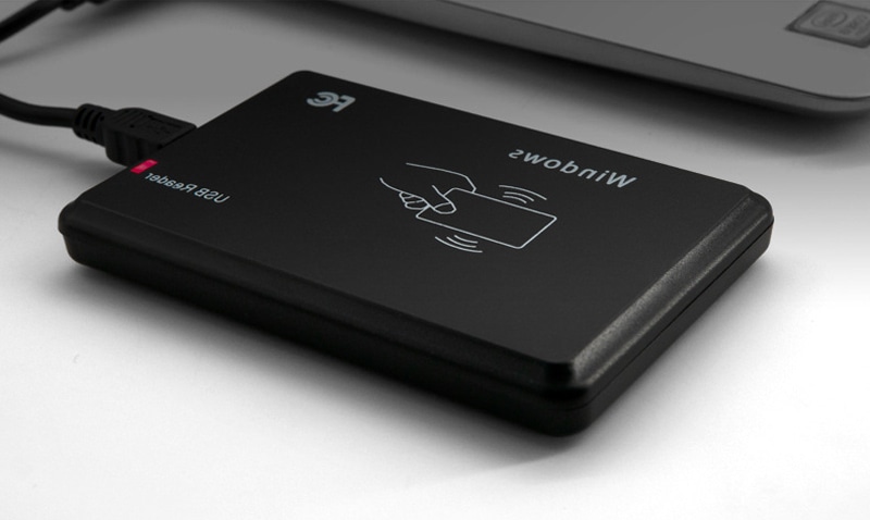 เครื่องอ่าน RFID HF 13.56MHz สำหรับการเข้าถึงผ่าน RS232 แสดงโดยเน้นที่โลโก้พิมพ์สำหรับโครงการเครื่องอ่าน RFID HF 13.56MHz