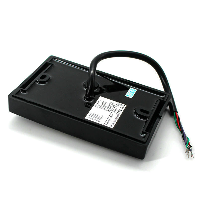 มุมมองด้านข้างของเครื่องอ่านทางเข้า RFID HF 13.56MHz พร้อม Wiegand D11 โดยแสดงอินเทอร์เฟซสื่อสารสำหรับเชื่อมต่อระบบ.