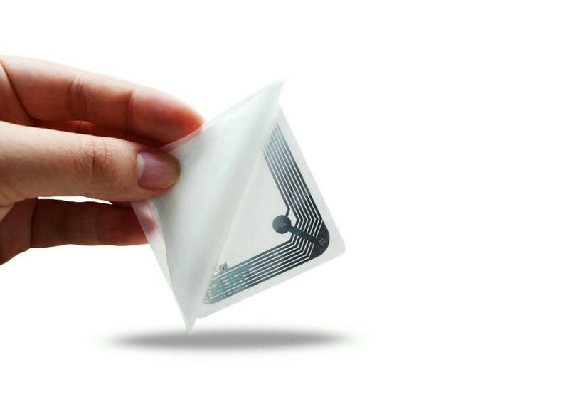 ฉลาก HF RFID ทรงกลมสีขาวจัดจำหน่ายในรูปแบบม้วนอุตสาหกรรมเพื่อรองรับกระบวนการติดฉลากอัตโนมัติสำหรับการผลิตเครื่องสำอางในปริมาณมาก