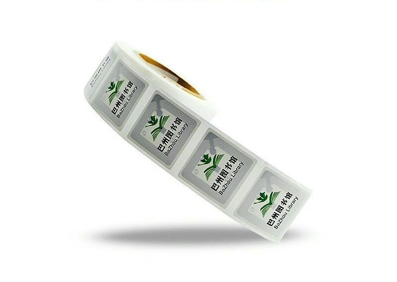 ฉลาก HF RFID ทรงกลมขนาดเล็กถูกติดบนขวดน้ำหอมและเครื่องสำอางเพื่อเพิ่มความสะดวกในกระบวนการชำระเงินและปรับปรุงการมองเห็นสินค้าคงคลัง