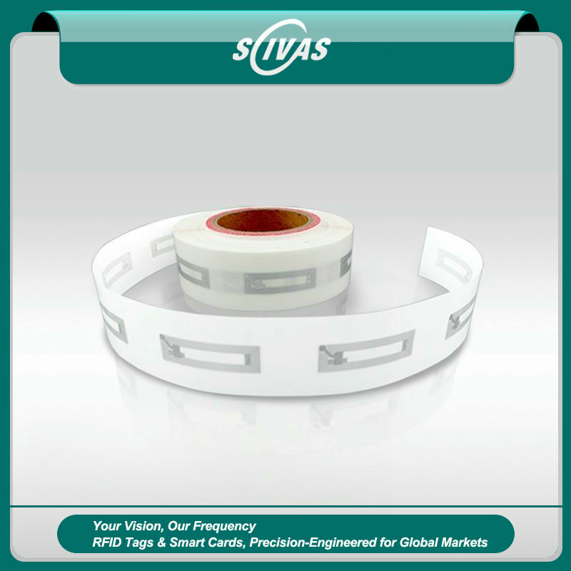ภาพนี้แสดงฉลาก RFID ป้องกันปลอมสำหรับยืนยันสินค้าและแบรนด์ HF โดยแสดงชิปและวงจรอิเล็กทรอนิกส์ภายใน การอ่านเขียนข้อมูลบนแถบแม่เหล็ก และการจัดเรียงผลิตภัณฑ์ในภาพ.