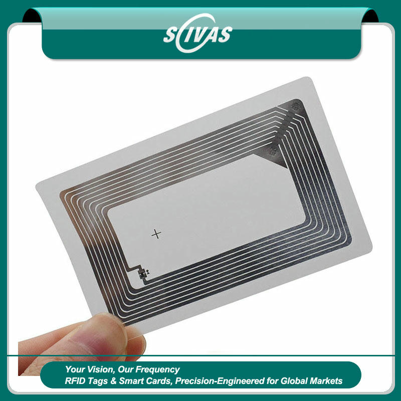 ภาพนี้แสดงฉลากอินเลย์ NFC สั่งทำสำหรับติดตามอัจฉริยะ HF RFID โดยแสดงสีขาว การจัดเรียงผลิตภัณฑ์ในภาพ และโครงสร้างที่แข็งแรงทนทาน เหมาะสำหรับงานอุตสาหกรรมและสายการผลิต.