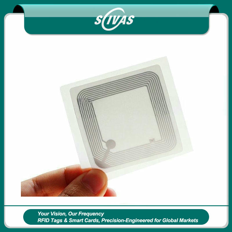 ภาพนี้แสดงฉลากบรรจุภัณฑ์ NFC พร้อมงานพิมพ์สั่งทำ HF RFID โดยแสดงสีขาว กระดาษ การระบุตัวตนและติดตามอย่างมีประสิทธิภาพ และการจัดเรียงผลิตภัณฑ์ในภาพ เหมาะสำหรับการตรวจนับและจัดการสินค้าคงคลัง.