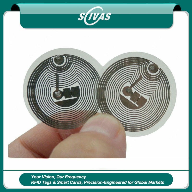 ภาพนี้แสดงฉลาก NFC RFID สำหรับยืนยันสินค้าและป้องกันปลอม HF โดยแสดงสีขาว และการจัดเรียงผลิตภัณฑ์ในภาพ.