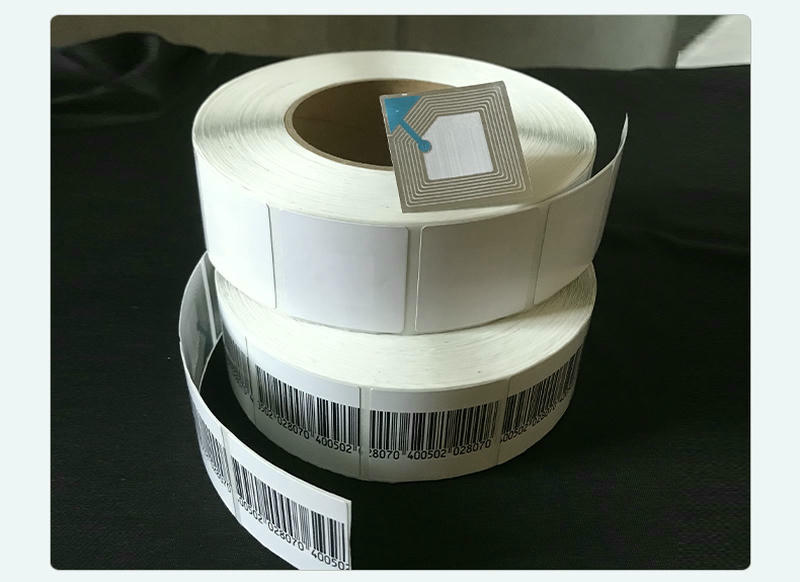 ฉลาก RFID ความถี่สูง HF ถูกจัดแสดงในบรรยากาศแบบมืออาชีพสำหรับการระบุตัวอย่างในห้องปฏิบัติการและทรัพย์สินทางเภสัชกรรมโดยอัตโนมัติ