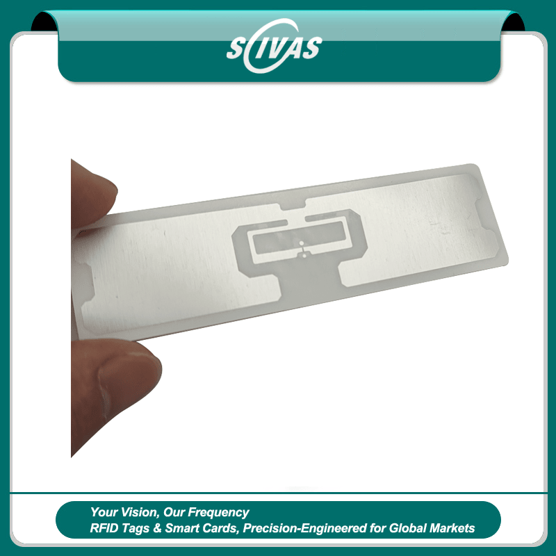 1) ภาพนี้แสดงฉลาก RFID UHF ขายส่งสำหรับโลจิสติกส์และทรัพย์สิน โดยเน้นระยะอ่านไกล และโครงสร้างเสาอากาศและชิปภายใน ขณะถือเพื่อแสดงการใช้งานจริง.