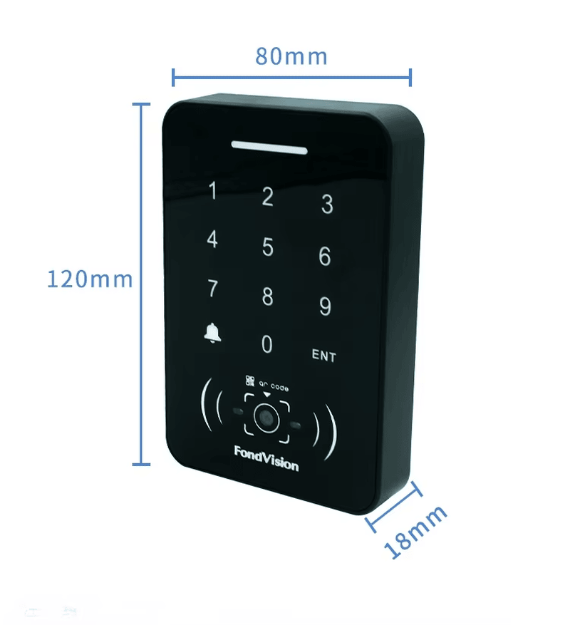 ภาพนี้แสดงระดับการกันน้ำ IP65 ของเครื่อง คิวอาร์โค้ด Q10-CQ ทำให้เหมาะสำหรับการติดตั้งที่ประตูกลางแจ้ง