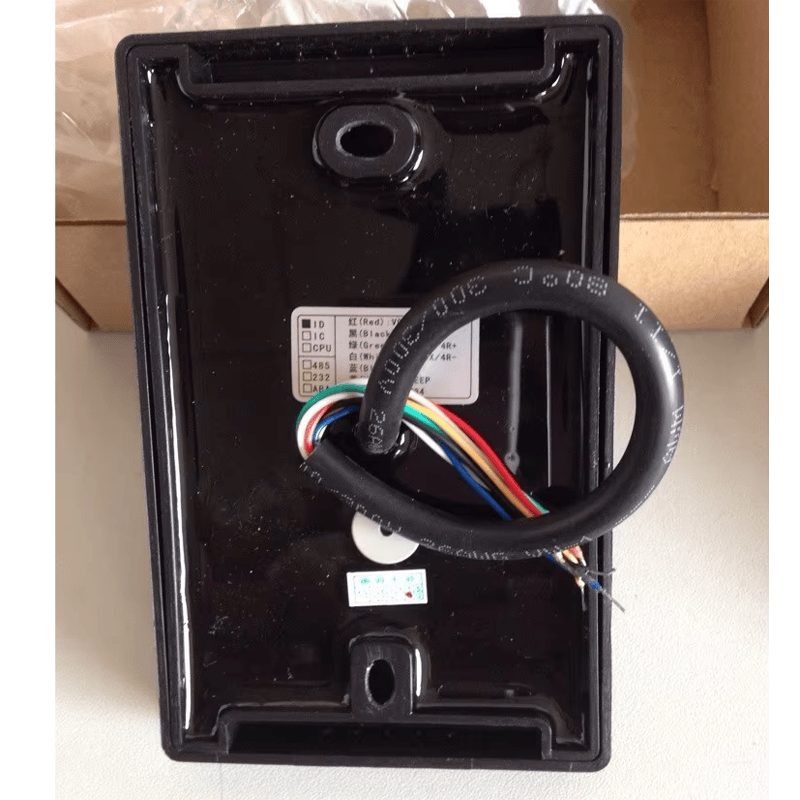 ภาพนี้เน้นโลโก้ที่พิมพ์ของเครื่องอ่าน RFID 125KHz กันน้ำสำหรับบัตร EM ID สำหรับการใช้งานด้านเครื่องอ่านเข้าออก RFID.