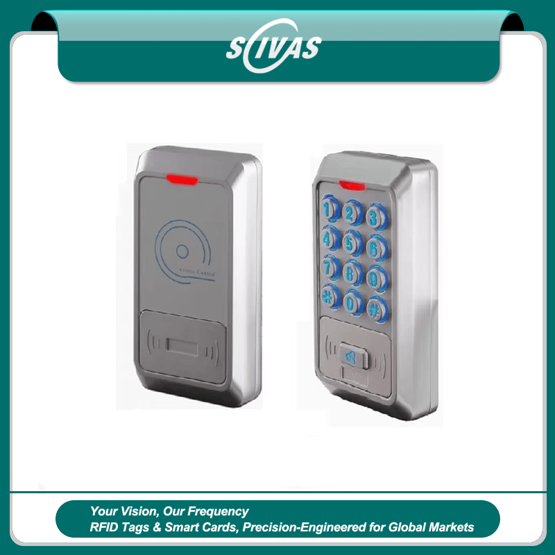 มุมมองด้านหน้าของเครื่องอ่านกันทำลาย IP68 สำหรับประตูกลางแจ้ง R01 โดยแสดงสีเงิน โลหะ ฉากสาธิตการใช้งานจริง ตัวเรือนโลหะที่แข็งแรง โครงสร้างที่แข็งแรงทนทาน และความทนทานต่อสภาพแวดล้อม เพื่อให้เห็นส่วนประกอบด้านหน้าอย่างชัดเจน เหมาะสำหรับการควบคุมการเข้าออก.
