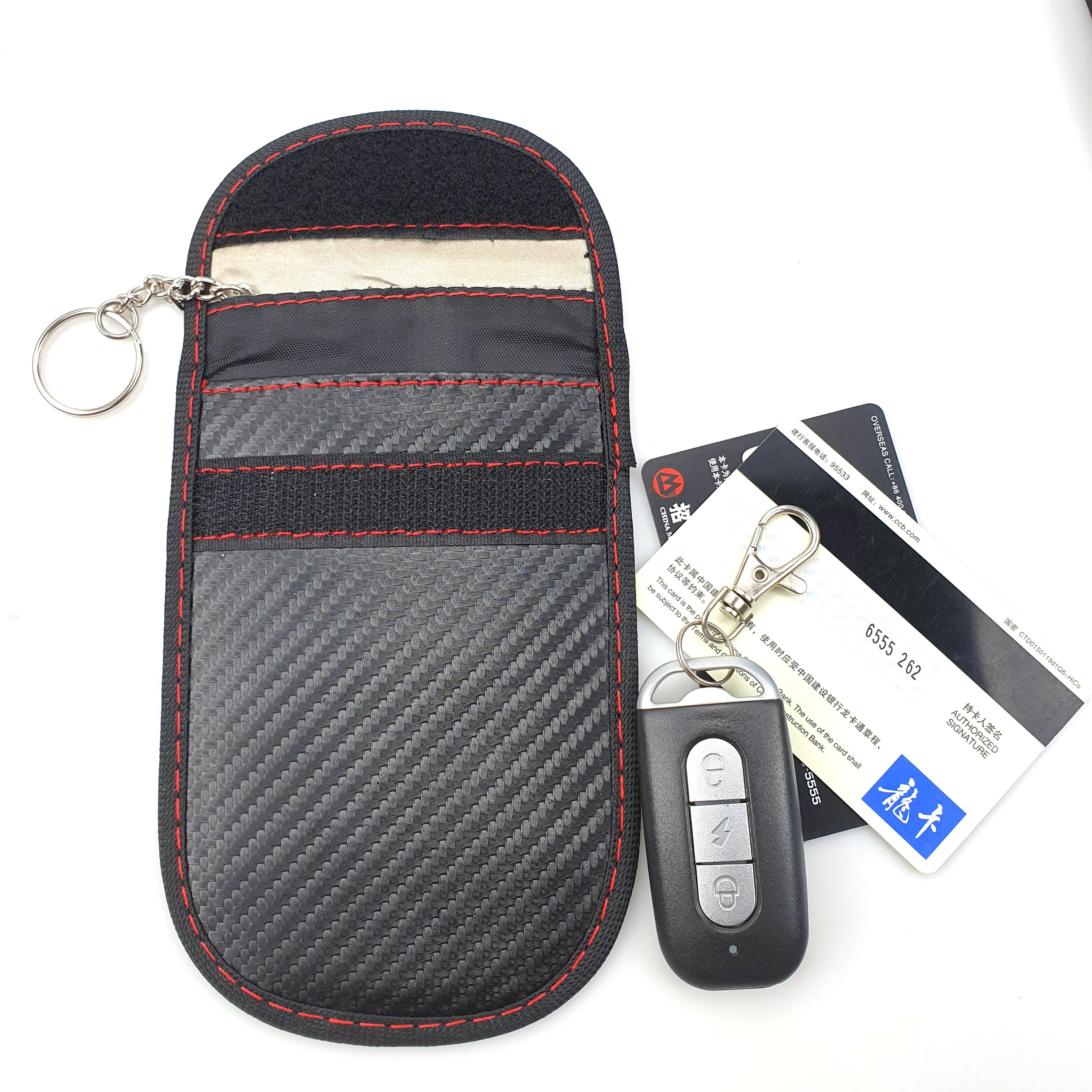 มือถือซองบล็อกสัญญาณ RFID ในบรรยากาศการใช้งานจริงเพื่อแสดงให้เห็นถึงความสะดวกในการพกพาและความง่ายในการใช้งานในที่สาธารณะ