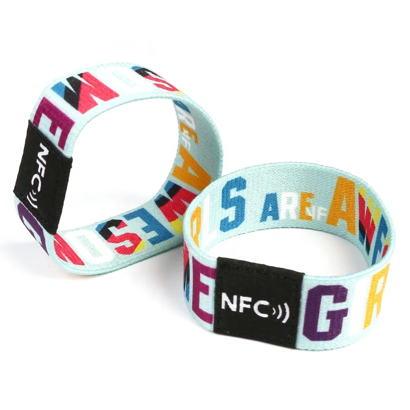สายรัดข้อมือ RFID แบบยางยืดใช้สำหรับการเช็คอินสมาชิกฟิตเนสคลับ เพื่อมอบประสบการณ์ที่สะดวกและไม่ต้องใช้มือที่ทางเข้าฟิตเนส
