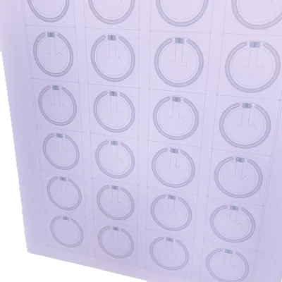 ภาพนี้แสดงการออกแบบเสาอากาศความถี่สูงบนแผ่นอินเลย์ RFID แบบพรีลามิเนต สำหรับการอ่านบัตรองค์กรที่ปลอดภัยและรวดเร็ว