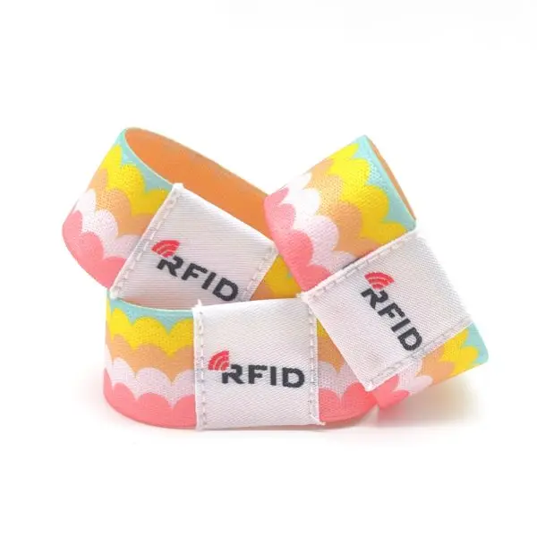 สายรัดข้อมือ RFID แบบยืดหยุ่นใช้สำหรับการเข้าประตูห้องพักในโรงแรมหรือการเข้าถึงลิฟต์ เพื่อมอบประสบการณ์แบบไม่ต้องใช้กุญแจที่สะดวกสบายสำหรับแขก