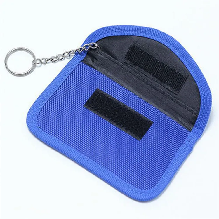 กระเป๋าบล็อกสัญญาณ RFID ขนาดพกพาสำหรับเดินทางนี้ทำหน้าที่เป็นอุปกรณ์จัดระเบียบที่ปลอดภัย สำหรับเก็บหนังสือเดินทางและบัตรชำระเงินให้ปลอดภัยจากการโจรกรรมทางดิจิทัล