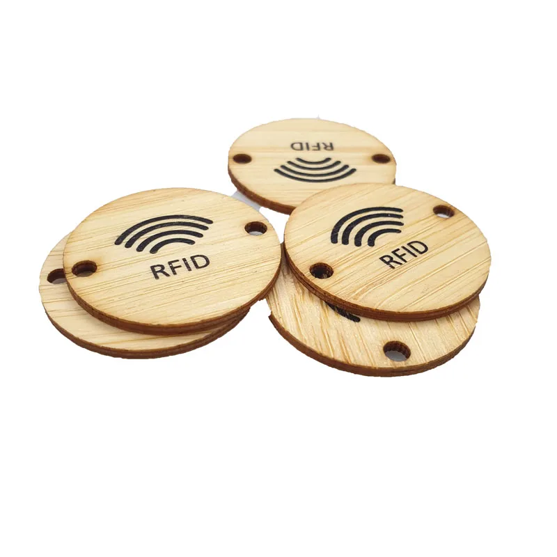 บัตรของขวัญองค์กรไม้ RFID แบบกำหนดเองสำหรับการสร้างแบรนด์ระดับพรีเมียม แสดงในส่วนคำอธิบายพร้อมมุมมองตัวอย่างดีไซน์ที่กำหนดเองสำหรับการใช้งานบัตรไม้
