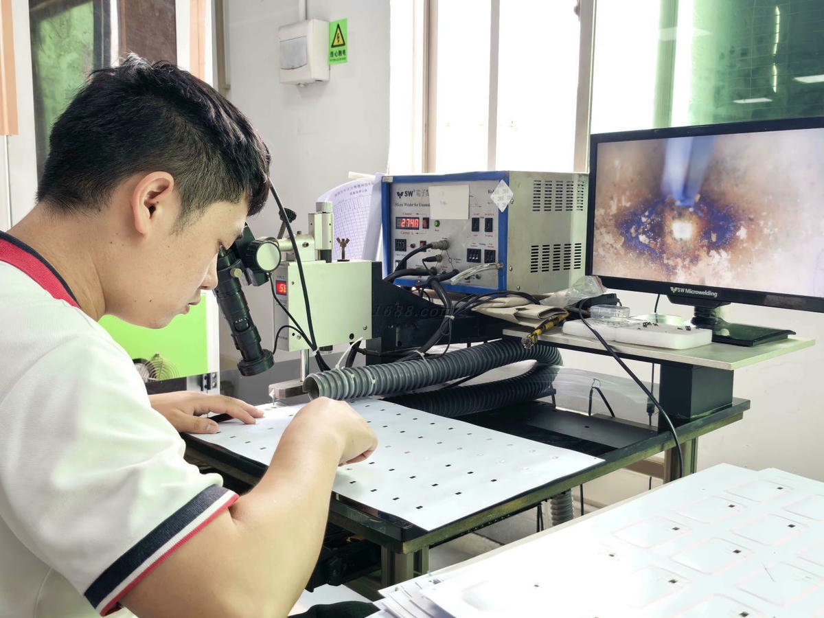 การตรวจชิป เสาอากาศ และอินเลย์ RFID ระหว่างกระบวนการควบคุมคุณภาพของ SCIVAS