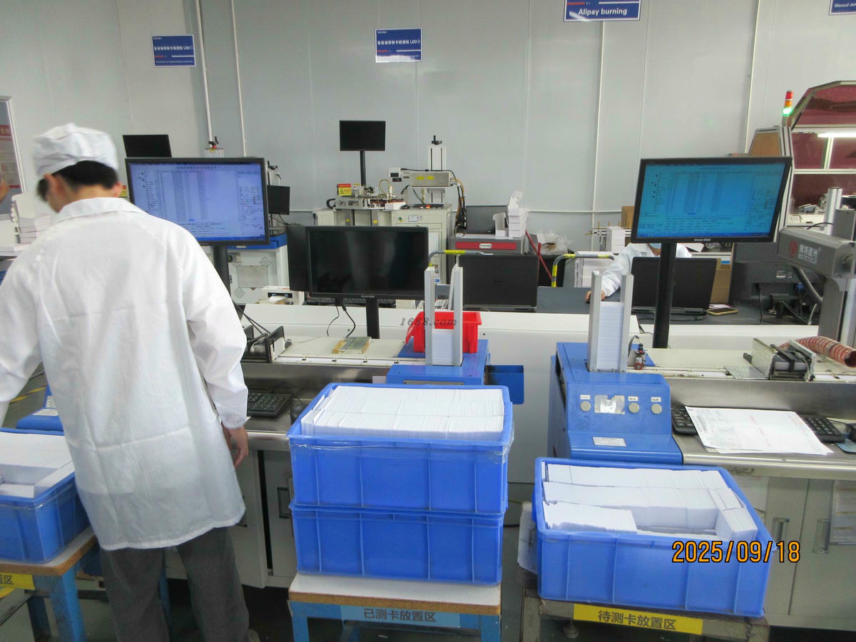 การตรวจผลิตภัณฑ์ RFID สำเร็จรูปก่อนจัดส่งระหว่างประเทศที่โรงงาน SCIVAS