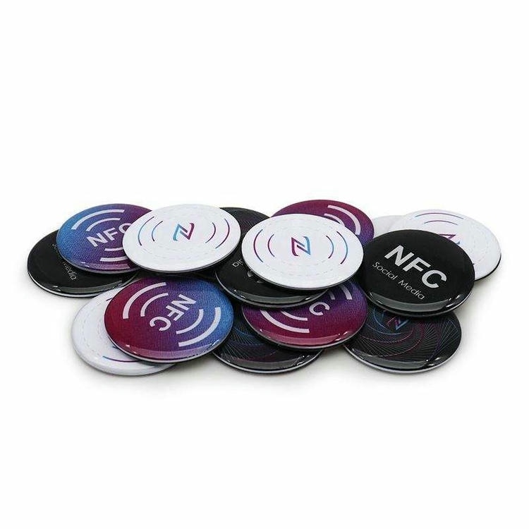 ภาพที่ 4: ภาพรวมผลิตภัณฑ์หลายชิ้นของสติกเกอร์ NFC อีพ็อกซีกันน้ำสำหรับการตลาดแบบแตะ โดยเน้นอีพ็อกซี พื้นผิวสำเร็จที่เรียบและทนทาน พื้นที่สำหรับโลโก้และแบรนด์สั่งทำ และการเชื่อมต่อแบบไร้สัมผัสหรือไร้สาย.
