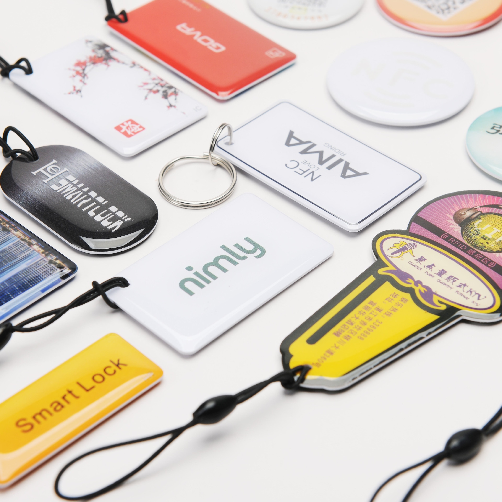 ภาพที่ 7: ภาพนี้แสดงแท็กกุญแจสมาชิก RFID พร้อมชิปทดสอบสำหรับเข้าออก 1ms 10cm โดยเน้นอีพ็อกซี ขนาดกะทัดรัด และการทำงานรวดเร็ว.