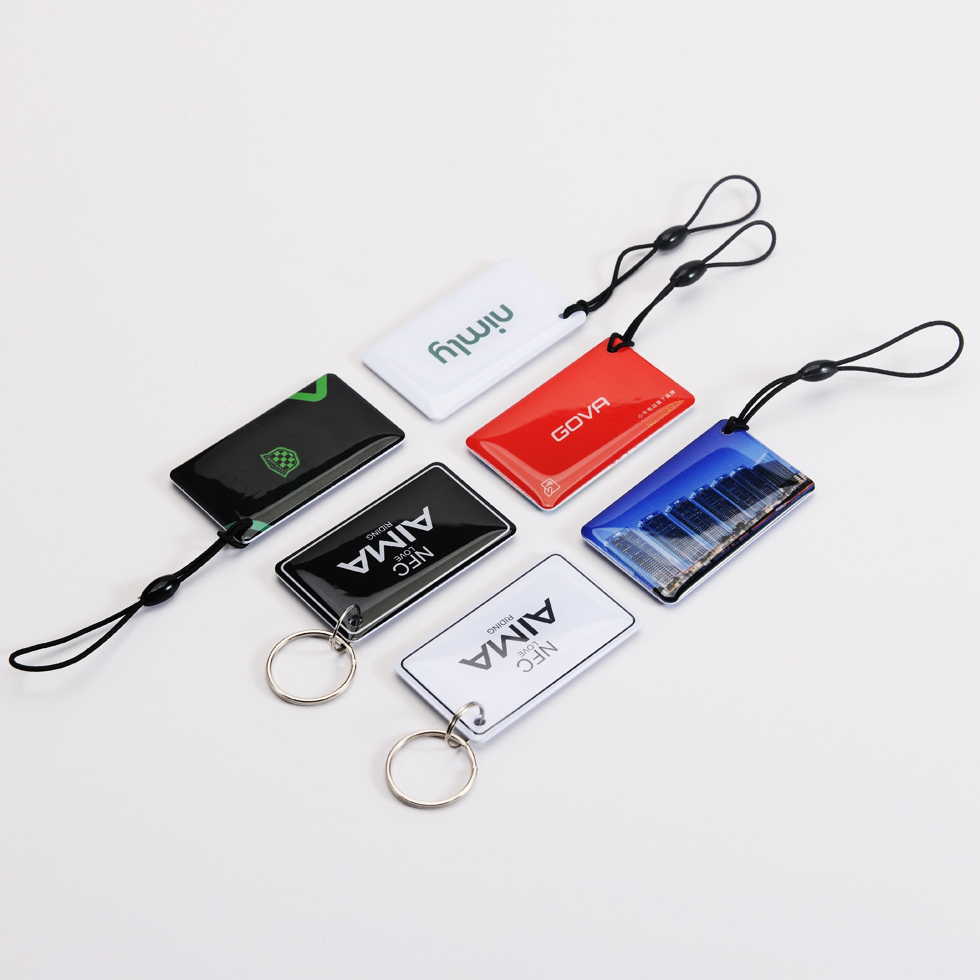 ภาพที่ 6: ภาพนี้แสดงแท็กกุญแจสมาชิก RFID พร้อมชิปทดสอบสำหรับเข้าออก โดยเน้นพื้นผิวสำเร็จที่เรียบและทนทาน.