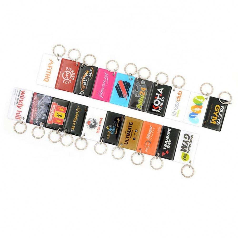 พวงกุญแจ RFID อีพ็อกซีสองสีแบบสั่งทำจัดแสดงโดยเน้นโลโก้ที่พิมพ์สำหรับโครงการพวงกุญแจอีพ็อกซี RFID.