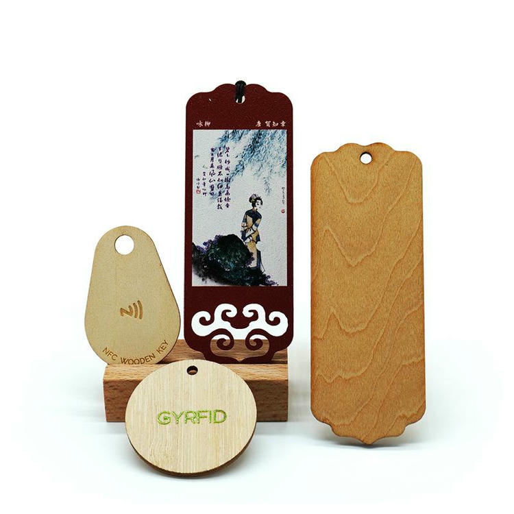 ภาพที่ 4: ภาพนี้แสดงบัตรไม้เมเปิล RFID สำหรับของขวัญและแบรนด์ โดยเน้นไม้ธรรมชาติ และการเชื่อมต่อแบบไร้สัมผัสหรือไร้สาย สำหรับการควบคุมการเข้าออก และงานโรงแรม รีสอร์ต และบริการผู้เข้าพัก.