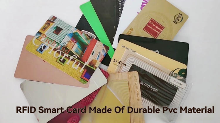 ภาพที่ 3: ภาพนี้แสดงบัตรไม้เมเปิล RFID สำหรับของขวัญและแบรนด์ NFC โดยเน้นไม้ธรรมชาติ งานพิมพ์ที่ปรับแต่งได้ และการเชื่อมต่อแบบไร้สัมผัสหรือไร้สาย สำหรับการมีส่วนร่วมของลูกค้าและการจัดการชื่อเสียงธุรกิจ.
