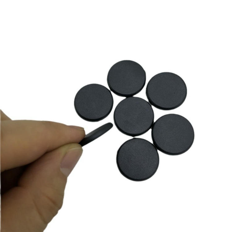 4) ภาพระยะใกล้ของแท็กสิ่งทอ RFID PPS กันน้ำสำหรับติดตามซักรีดและผ้าลินิน PPS20-2 โดยเน้นพื้นผิวเรียบไม่เป็นรูพรุนและทำความสะอาดง่าย สำหรับการติดตามผ้าและเสื้อผ้า และงานทางการแพทย์และการระบุตัวผู้ป่วย.