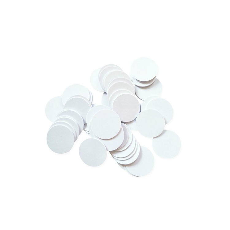 6) ภาพนี้แสดงแท็กเหรียญ RFID ขายส่งสำหรับติดตามทรัพย์สิน PVC โดยเน้นสีขาว วัสดุ PVC และงานพิมพ์ที่ปรับแต่งได้.